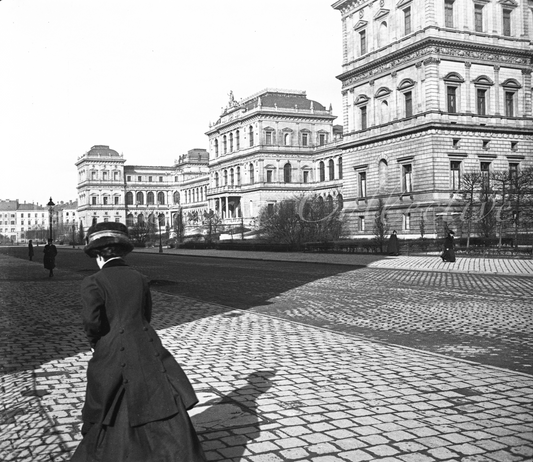 Lady walking the streets of Munich, Germany 1910